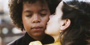 Marcelino ganha beijo de Marê sem imagina que ela é sua mãe em Amor Perfeito