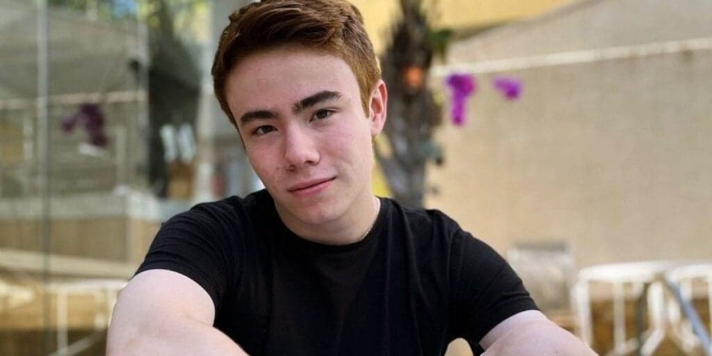 Matheus Ueta, conhecido como Kokimoto de Carrossel, surge irreconhecível em A Infância de Romeu e Julieta