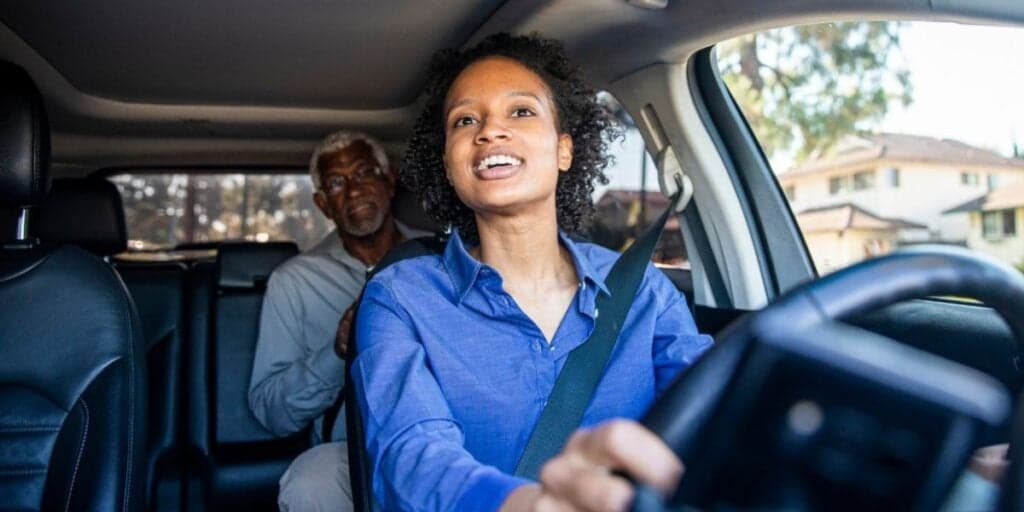 Economize MUITO: ESTA simples atitude descoberta te fará pagar BEM MENOS em carros de aplicativo
