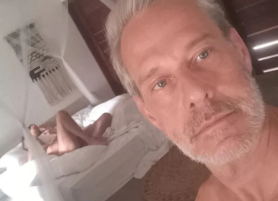 Nico Puig postou foto do marido pelado (Foto: Reprodução)