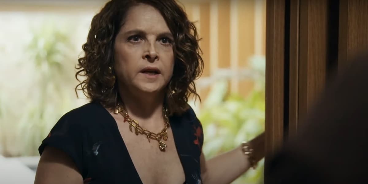 Núbia abriu a porta da mansão e ficou surpresa na novela Travessia