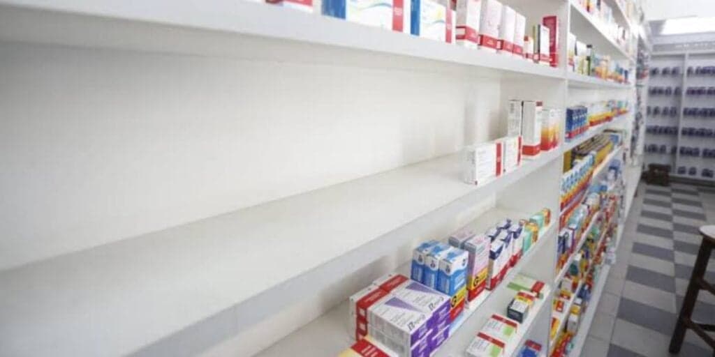 Crise: Grande rede de drogarias, 50 anos no mercado, anuncia fechamento e demissão em massa