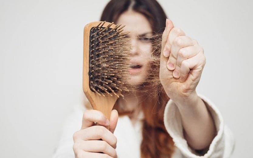 Cabelo caindo? Cuidado, uma dessas coisas pode estar acontecendo e você precisa saber o quanto antes