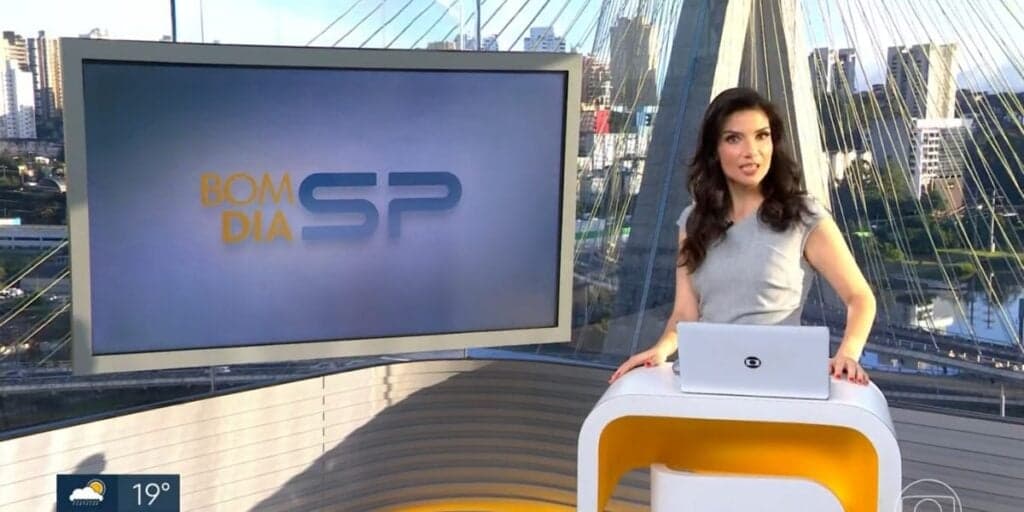 Sabina Simonato comete erro, acaba corrigida por mulher na Globo e é obrigada a se desculpar: "Eu peço"