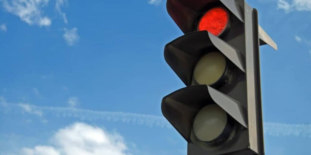ATENÇÃO MOTORISTAS: Semáforos podem ganhar 4ª cor com indicação extraordinariamente importante