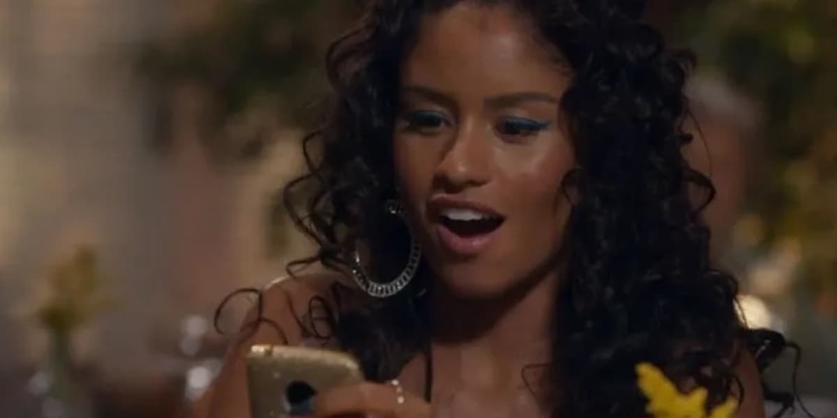 Silene (Aoxi) usa celular em cena da novela Travessia