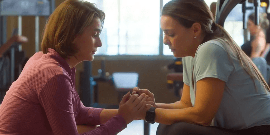 Vai Na Fé: Clara e Helena acabam se beijando deixando a professora totalmente iludida