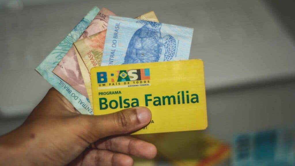 DINHEIRO EXTRA: TITULAR do Bolsa Família ganha presentão de R$300 em sua mensalidade