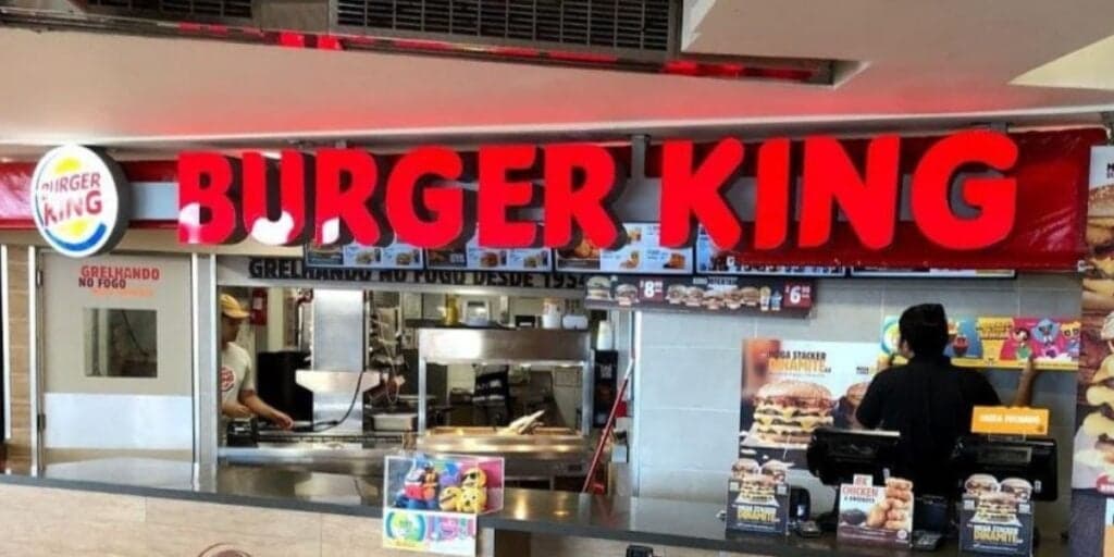 ESCÂNDALO: Funcionário do Burger King faz xixi na calça por não poder deixar posto de trabalho