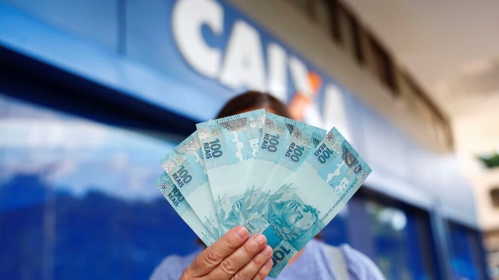 DINHEIRO NA CONTA! Caixa vai pagar até R$1.200 a brasileiros que estão nesta lista
