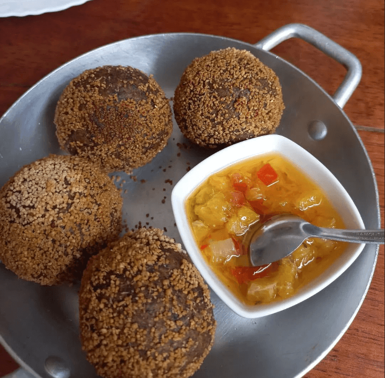 O cardápio tem como carro chefe comidas que reverenciam à ancestralidade brasileira (Foto Reprodução/Instagram)
