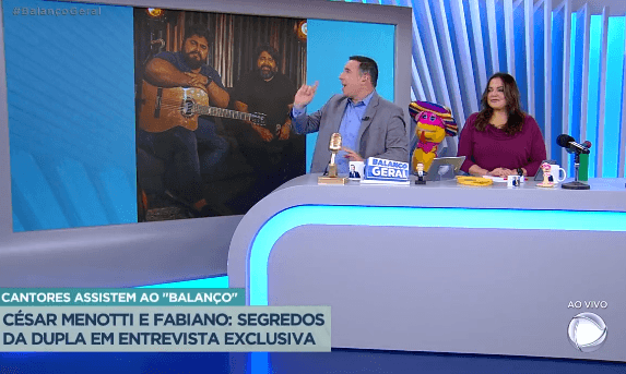 Reinaldo Gottino e Fabíola Reipert, na bancada da "Hora da Venenosa" do "Balanço Geral", da Record (Foto Reprodução/Internet)