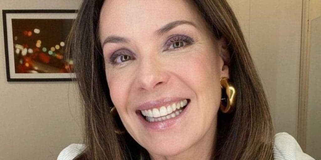 De graça: O segredo que Carolina Ferraz passa no rosto aos 55 e você pode fazer para se livrar de botox
