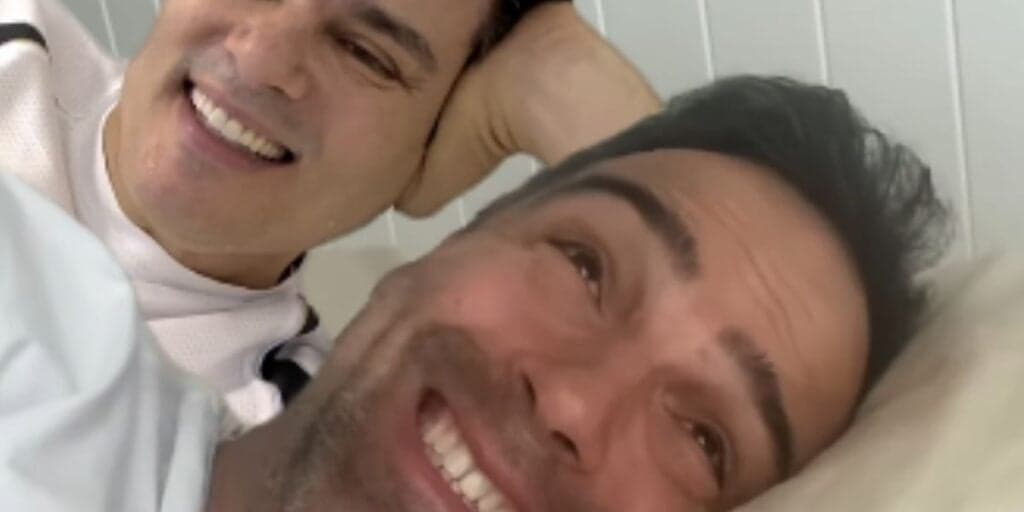 Celso Portiolli surge em vídeo na cama com Tadeu Schmidt dando recado e confirma: "Entre a gente"