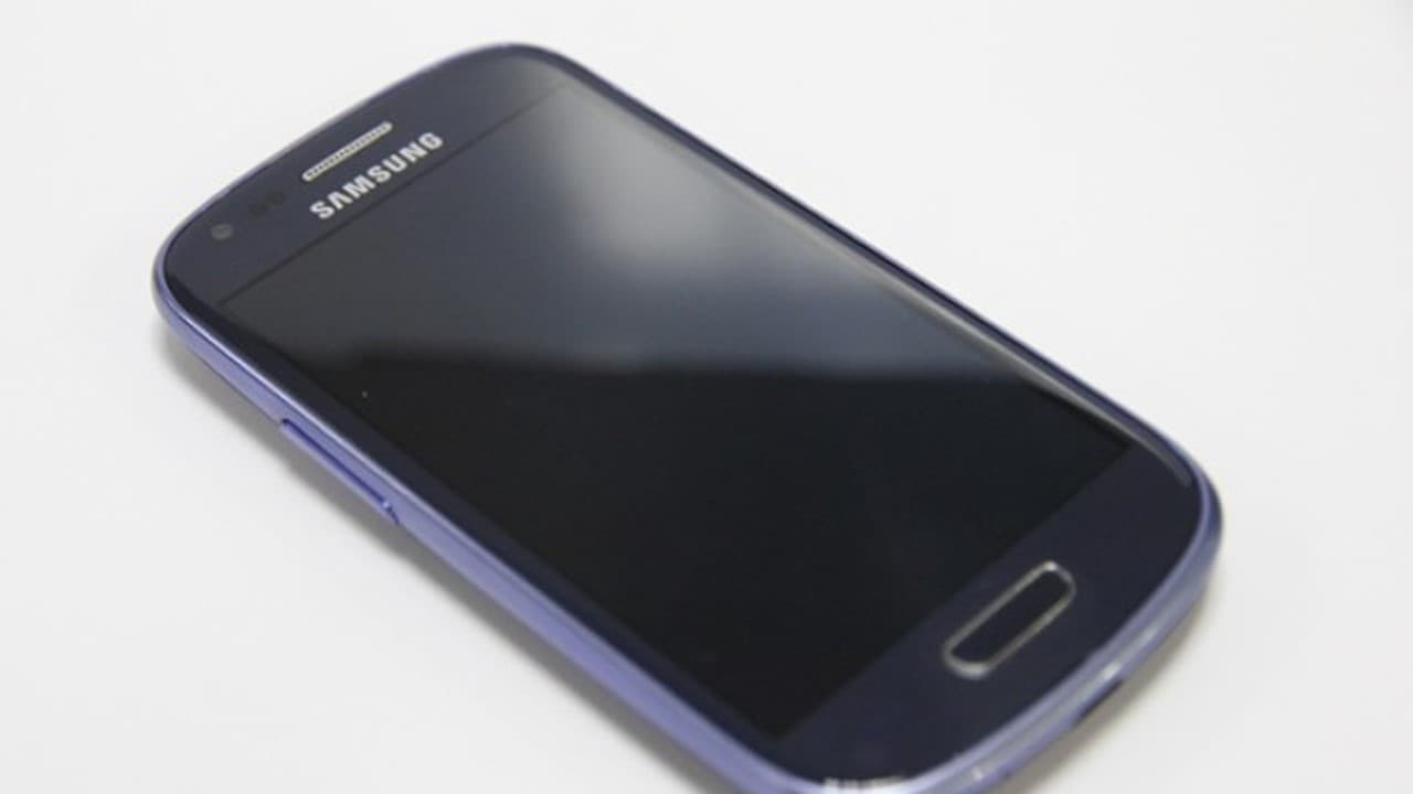 Celular Samsung Galaxy S3 mini é um dos que não poderão mais utilizar o WhatsApp (Foto: Reprodução/Internet)
