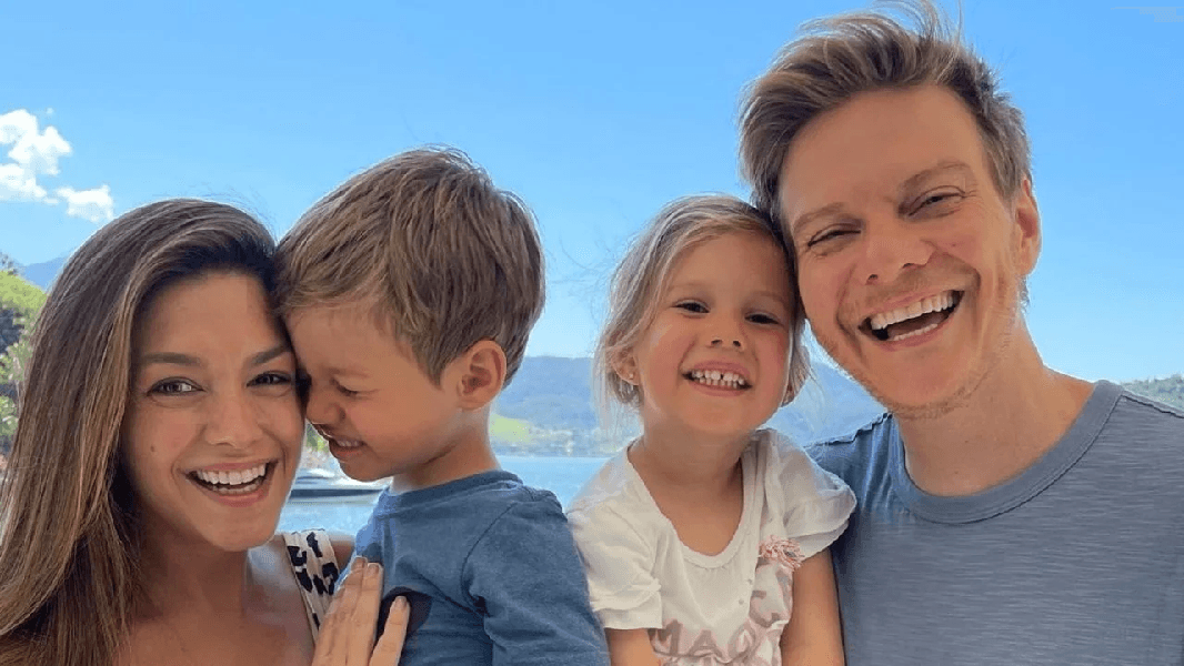 Thais Fersoza ao lado de seus filhos e marido (Foto: Reprodução/ Internet)