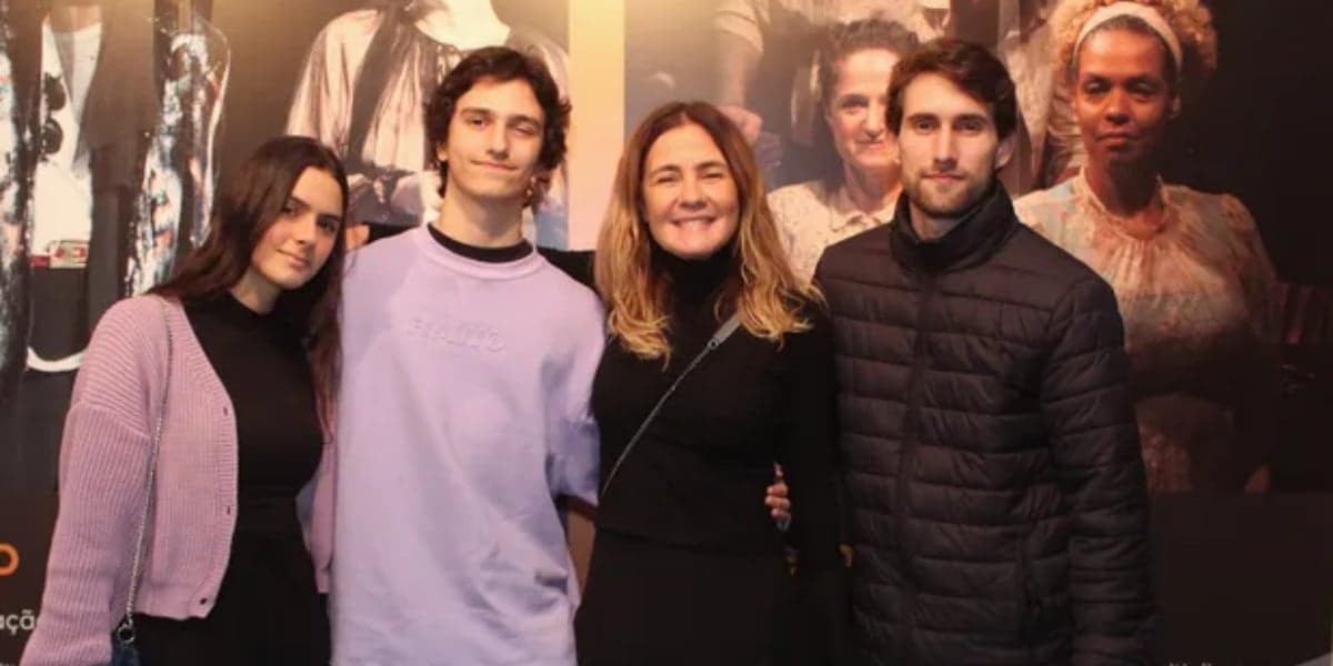 Adriana Esteves com os dois filhos e a nora (Foto: Beatriz Damy/AgNews)
