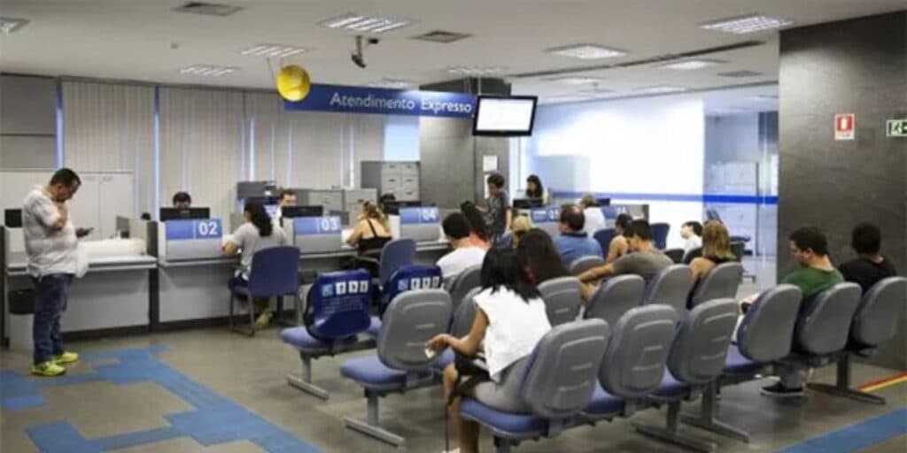 Banco vai à falência e deixa todos os clientes desesperados com dinheiro na conta