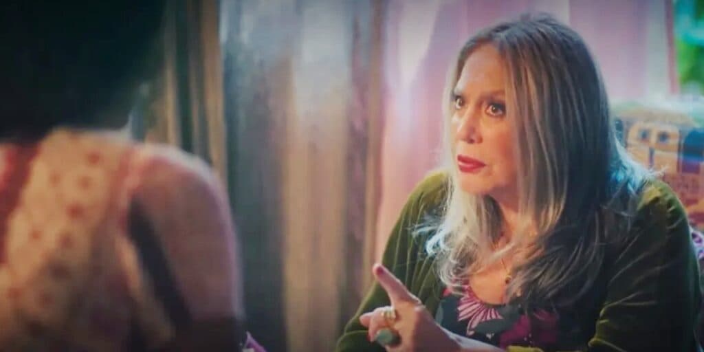 Terra e Paixão - Linguaruda, Cândida deixa Aline transtornada ao revelar segredo sobre Caio: "Não confia"