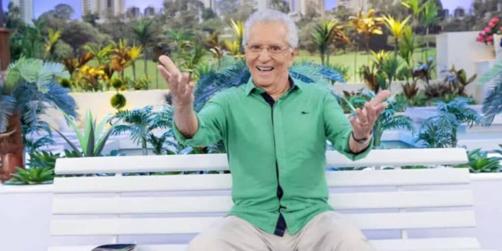 Carlos Alberto anuncia mudança, leva banco da Praça é Nossa para novo lugar e expõe: "35 e felizes anos"