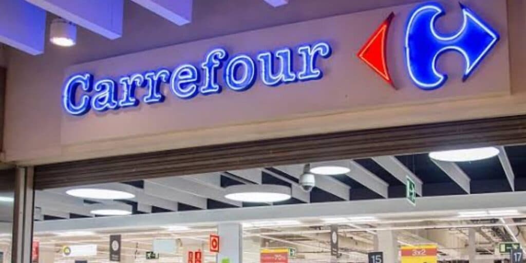 Após fechamento de lojas e até compra de concorrente gigante, Carrefour recebe péssima notícia