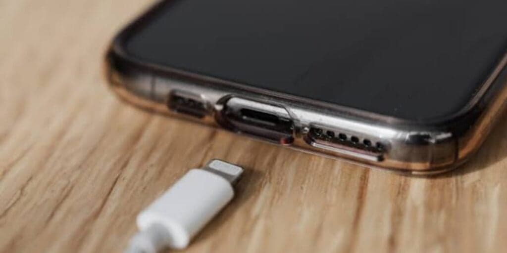 ALERTA IMPORTANTE: Carregar o celular dessa maneira pode trazer grande risco à saúde