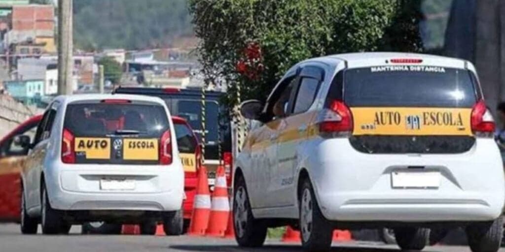 Fim das autoescolas? Retirada da CNH terá novo formato e brasileiros comemoram a notícia