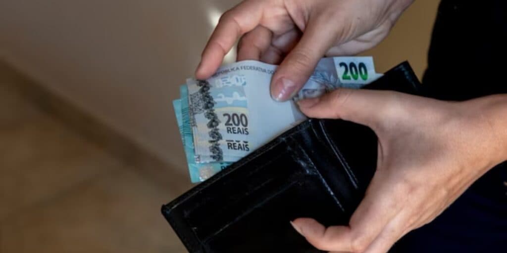 ACABOU: Legião de brasileiros abandonam carteira para sempre e fazem o que você deveria aprender