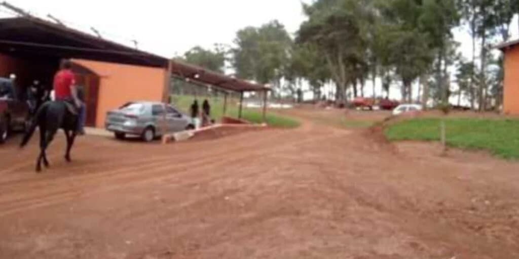 Área externa da mansão, no meio das montanhas e com muito verde (Reprodução: Youtube)