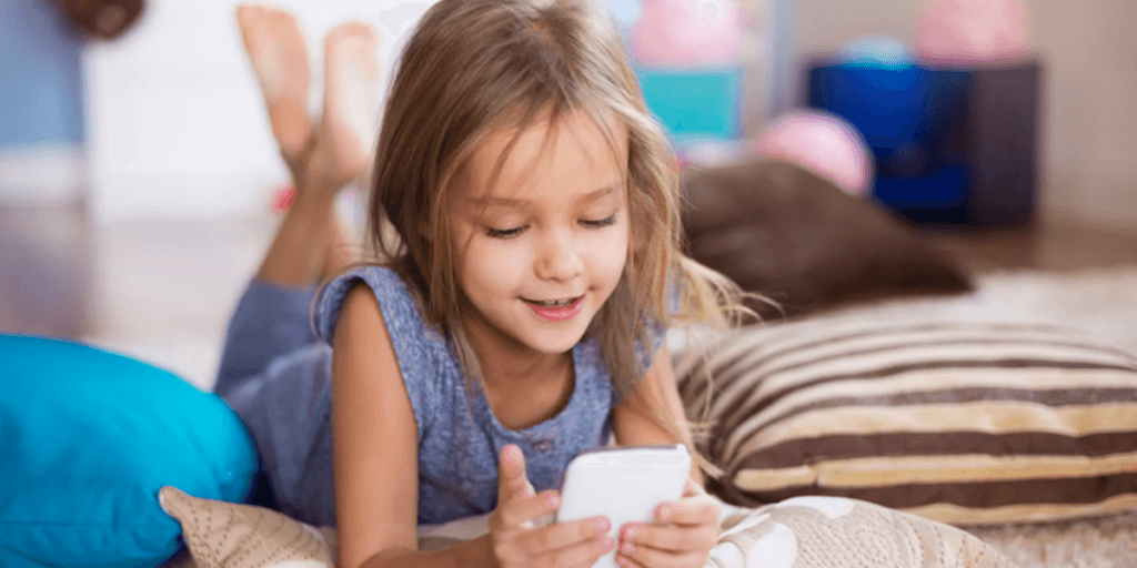 Deixar filhos mexerem no celular pode ser extremamente perigoso (Foto: Reprodução Internet) 