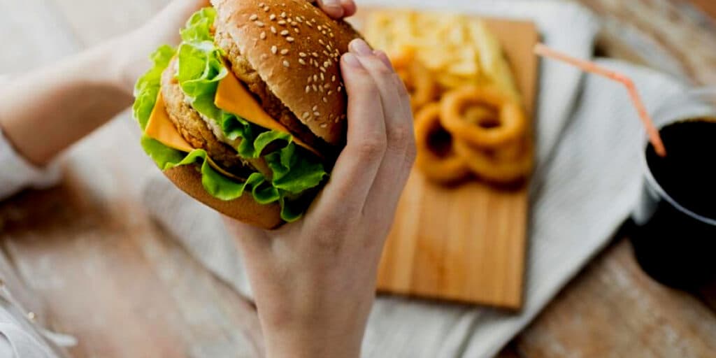 Corre: Rede de fast-food amada dará lanches DE GRAÇA nos próximos dias e você precisa saber como aproveitar