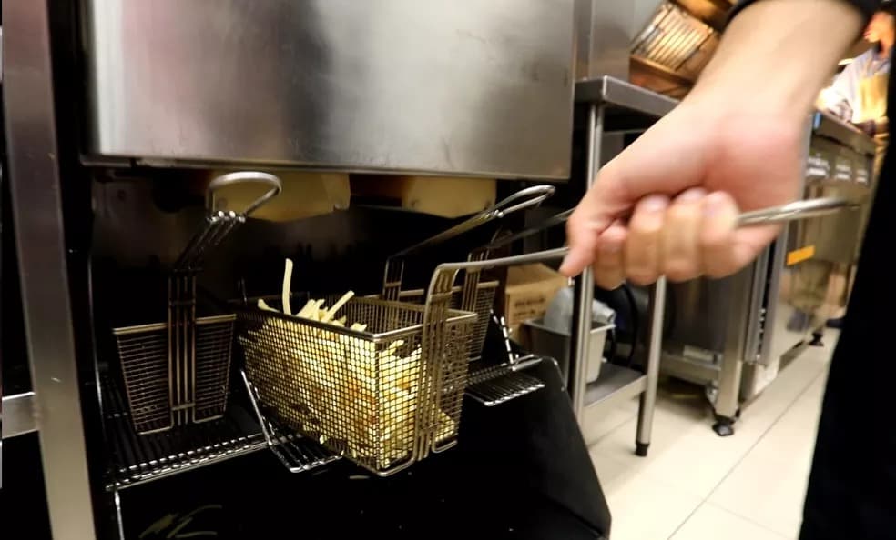 Uma das crianças operaram inclusive a fritadeira do local (Reprodução: Internet)