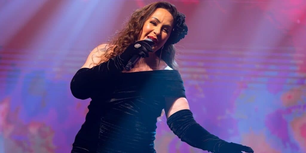 Gina Garcia emociona auditório lotado em estreia de tributo a Gal Costa