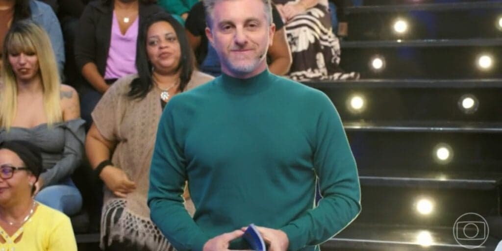 Luciano Huck quebra protocolo, exibe imagens do SBT e encontra fã que implorou para conhecê-lo