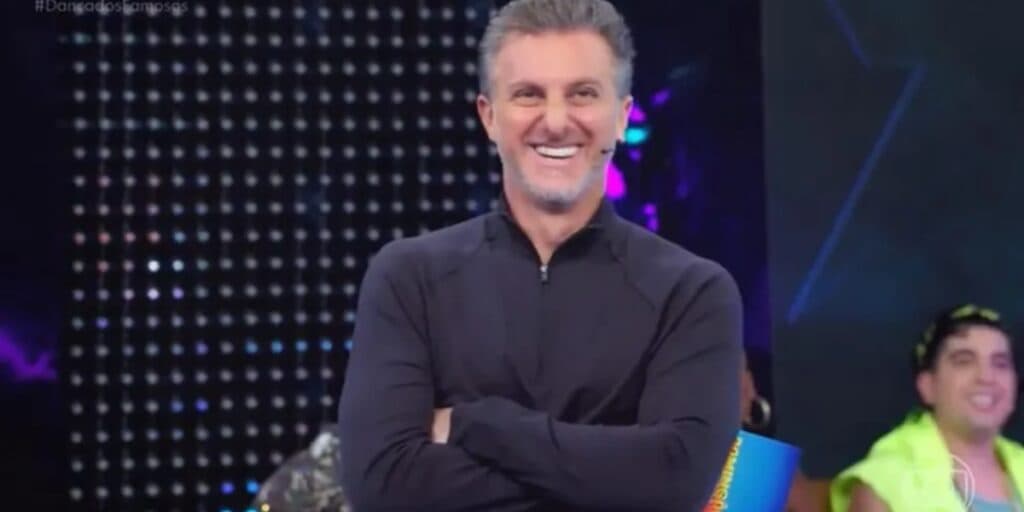 "Socada dupla", Luciano Huck perde a linha na Globo e convidado expõe intimidade do animador: "Conhece né"