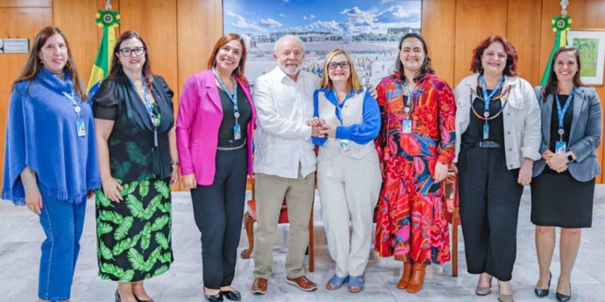Maria Rita Serrano, presidente da Caixa, Lula e mulheres da direção (Reprodução: Caixa)