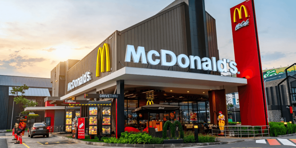 Jesus: Mulher encontra inseto asqueroso dentro de comida no McDonald's e não se controla: "Tanto nojo"
