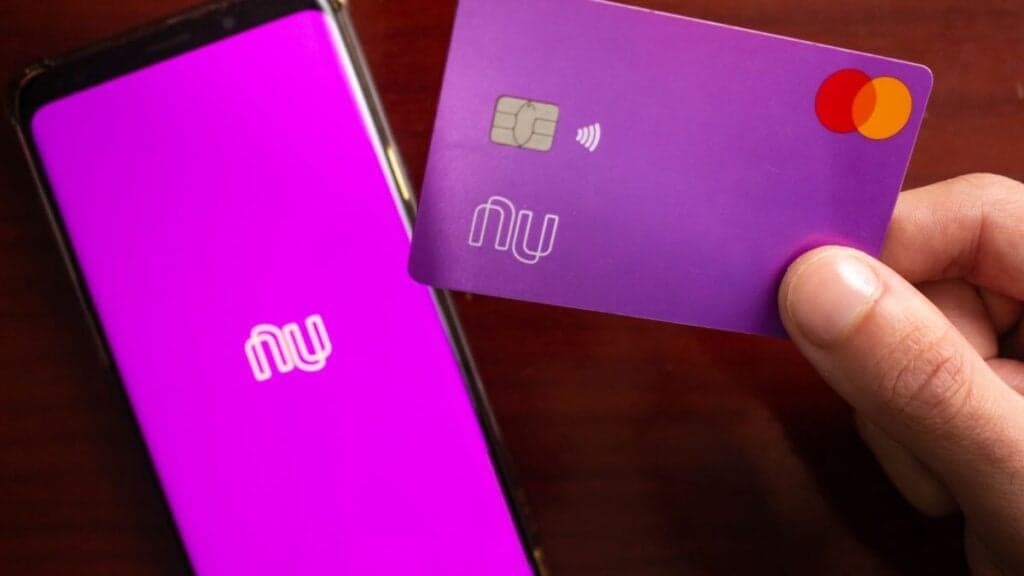 Notícia IMPORTANTE que acaba de ser confirmada deixa Nubank com motivos pra comemorar e Santander chorar