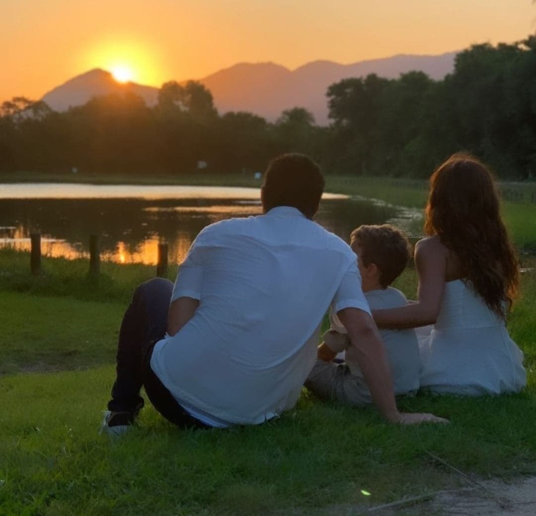 Oto, Brisa e Tonho vendo um lindo por do sol no final de Travessia