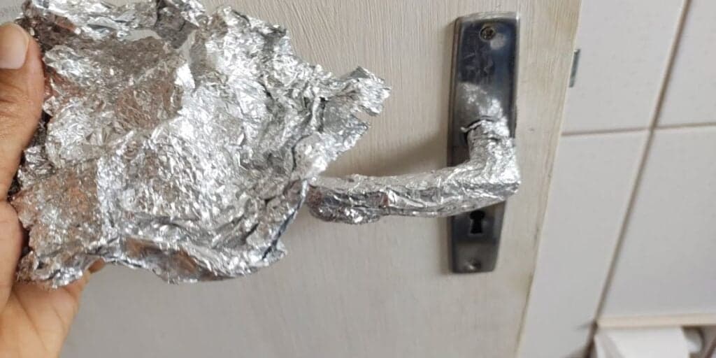 Chocante: Homens estão cobrindo suas maçanetas da porta com papel alumínio por este motivo