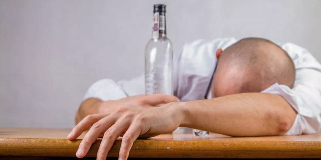 Fim da ressaca de forma barata e eficaz: 8 dicas para se livrar do mal estar rapidinho e sem sofrer