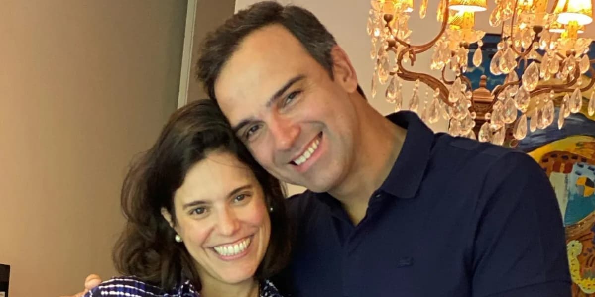 O apresentador ao lado da esposa - Foto: Reprodução/Internet