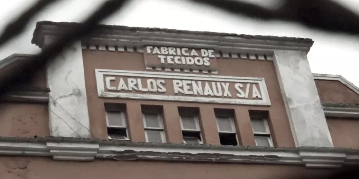 A Fábrica de Tecidos Carlos Renaux fechou em 2013 após crise (Foto: Reprodução / Internet) 