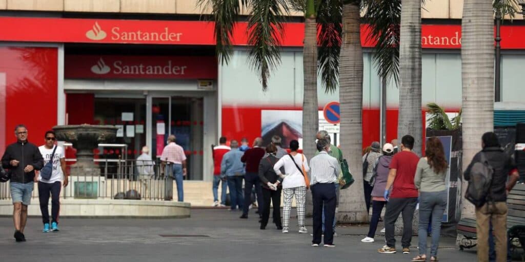 Aplicativo fora do ar, horas de fila e sem PIX: Situação do Santander está enfurecendo clientes hoje