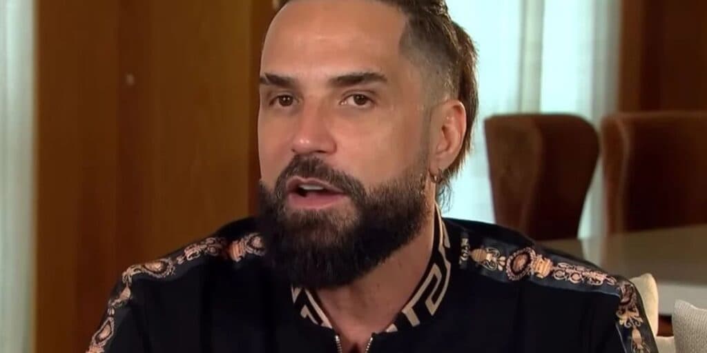 Falência total: Latino perde tudo e relata ajuda sobrenatural e mala de dinheiro em restaurante