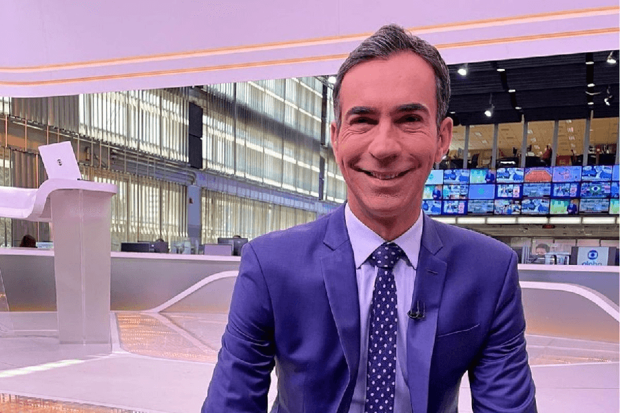 César Tralli, nos bastidores do 'Jornal Hoje' (Foto: Reprodução/ Internet)