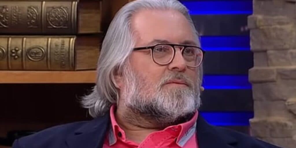 Leão Lobo vai à RedeTV!, assume susto com demissão ao vivo e expõe situação em emissora: "Sai chorando"