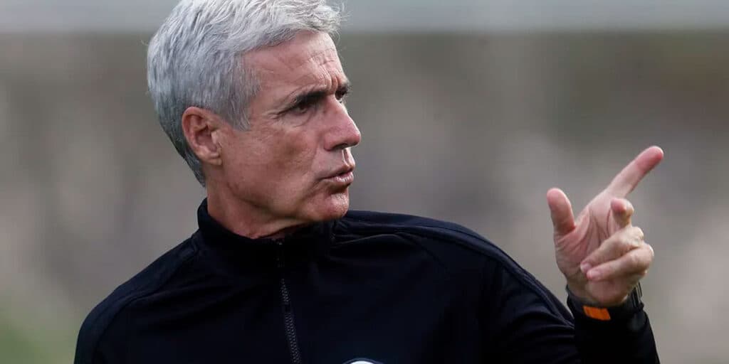 Afastado de última hora: Botafogo fica em pé de guerra com Luís Castro e saída do técnico tem reviravolta