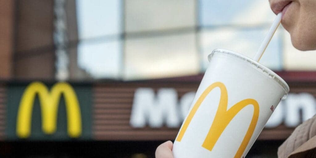 Segredo do McDonald's exposto: Revelado para que serve os botões presentes nos copos do fast food