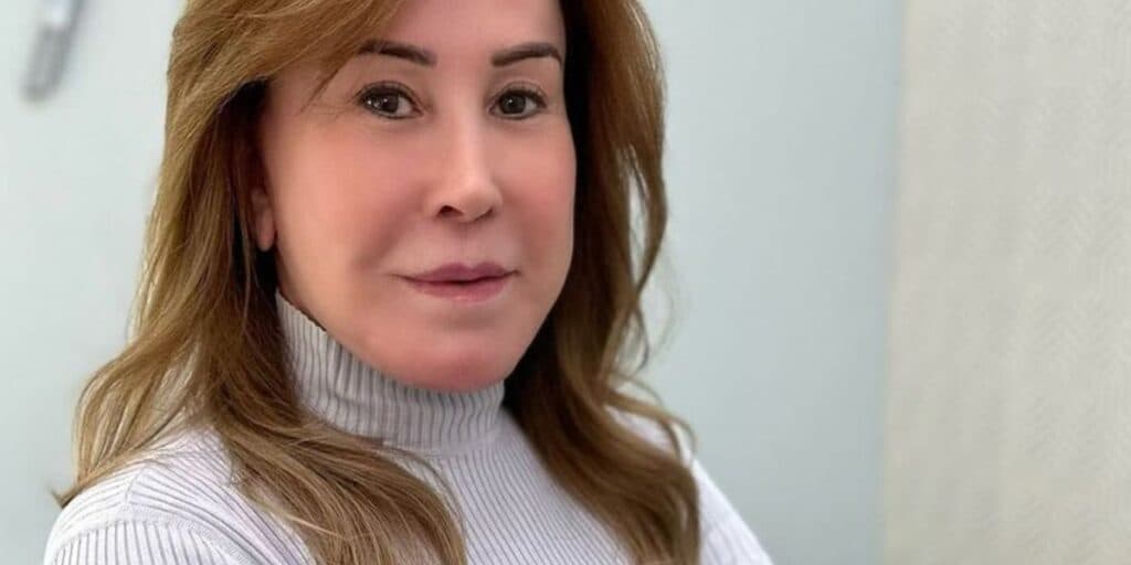 Zilu faz descoberta, é internada em plena madrugada e tem foto em cama de hospital divulgada